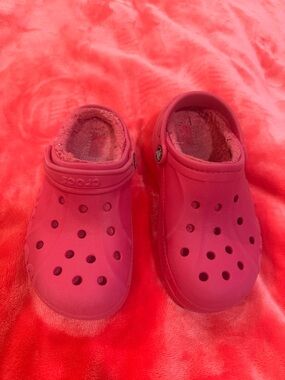 CROCS Kids Fuzzy Lined Clog in Bright Pink